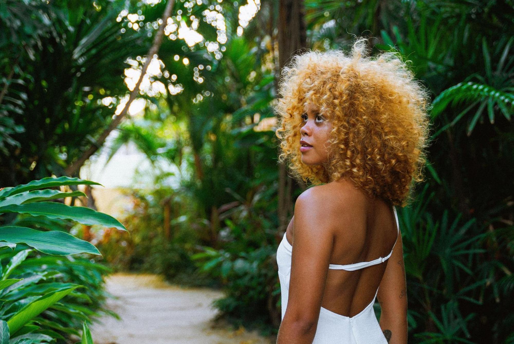 Cafe Jeri Hotel จีโจกา จี เจรีกวากวารา ภายนอก รูปภาพ A woman with a blonde afro