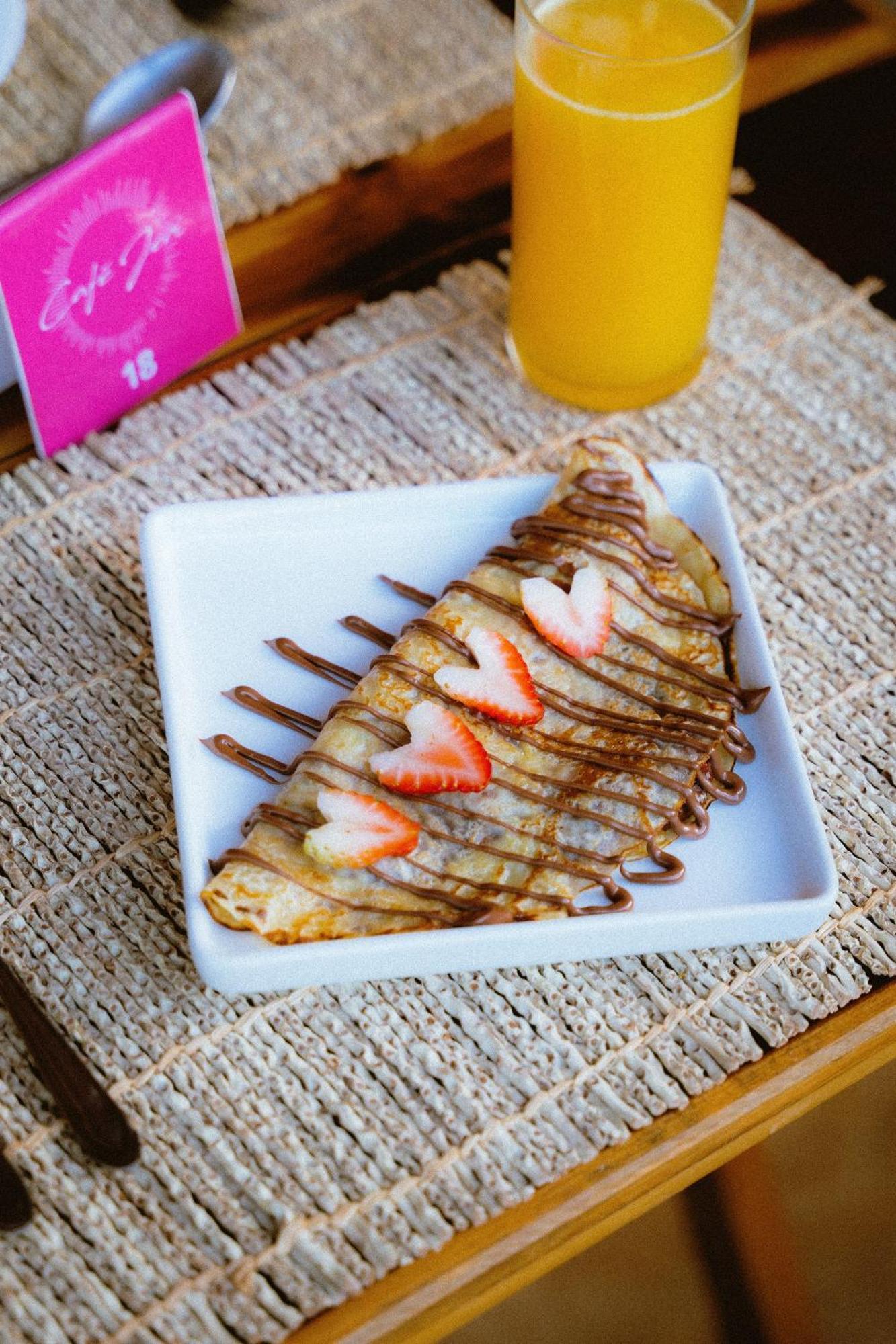 Cafe Jeri Hotel จีโจกา จี เจรีกวากวารา ภายนอก รูปภาพ A crêpe filled with chocolate and strawberries