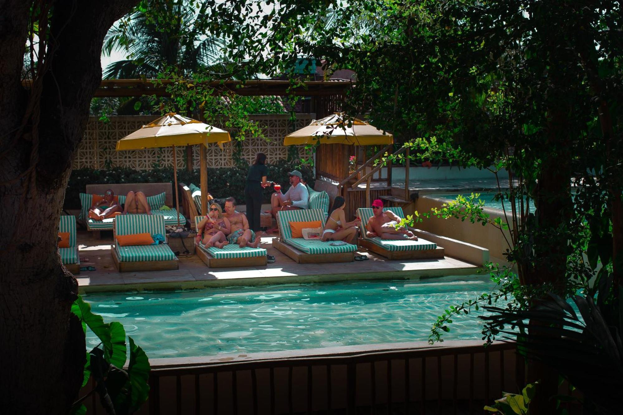 Cafe Jeri Hotel จีโจกา จี เจรีกวากวารา ภายนอก รูปภาพ The pool at the hotel