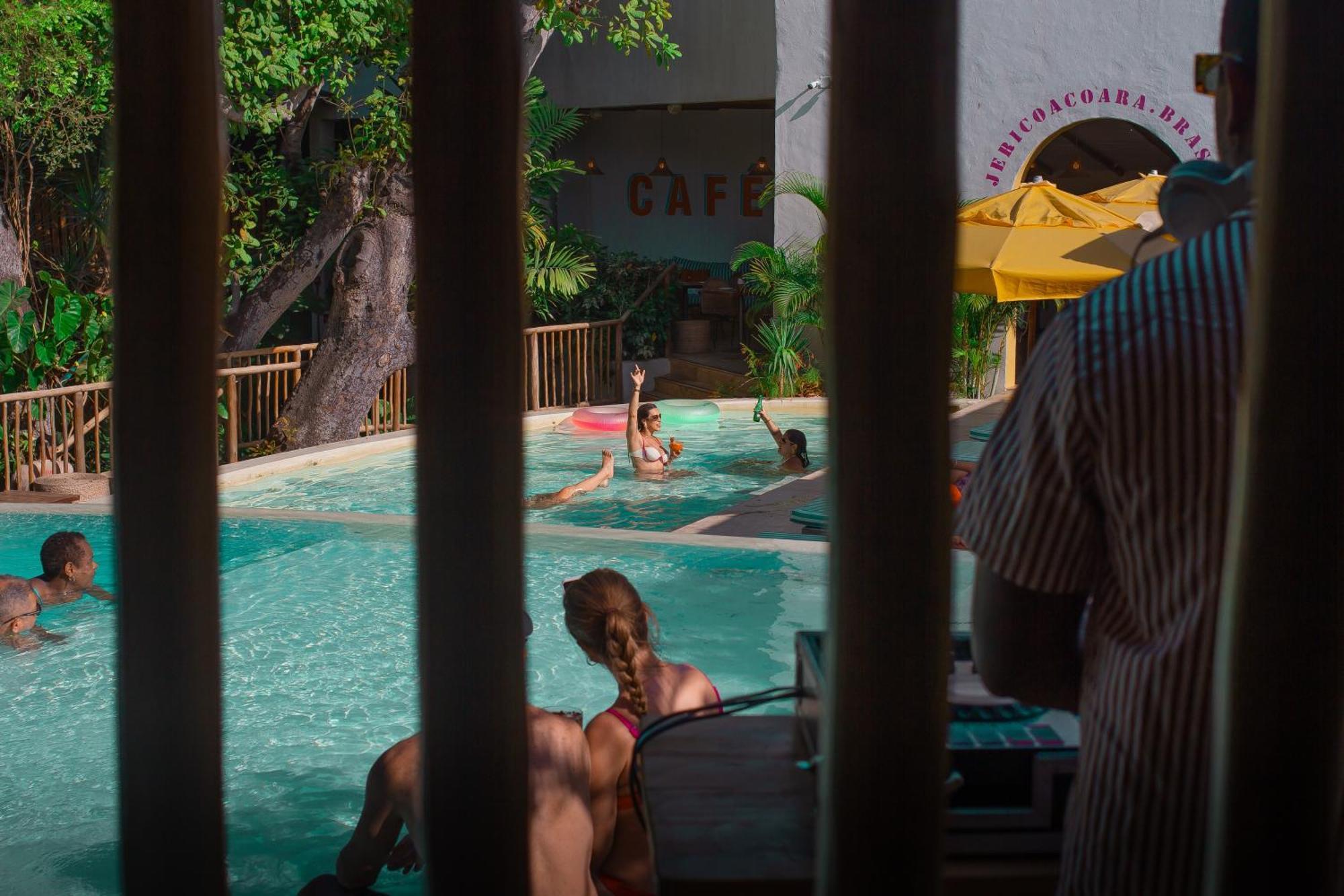 Cafe Jeri Hotel จีโจกา จี เจรีกวากวารา ภายนอก รูปภาพ The swimming pool at the hotel