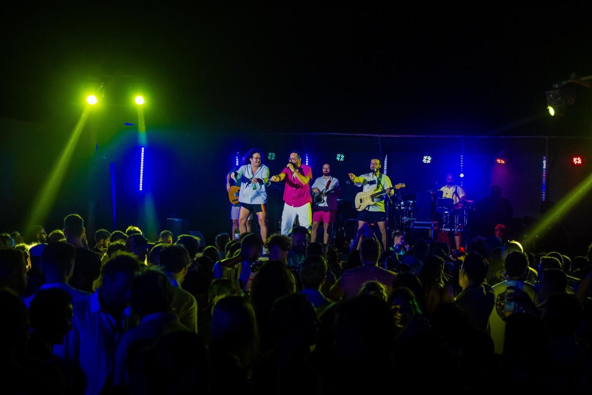 Cafe Jeri Hotel จีโจกา จี เจรีกวากวารา ภายนอก รูปภาพ The band performing in 2019