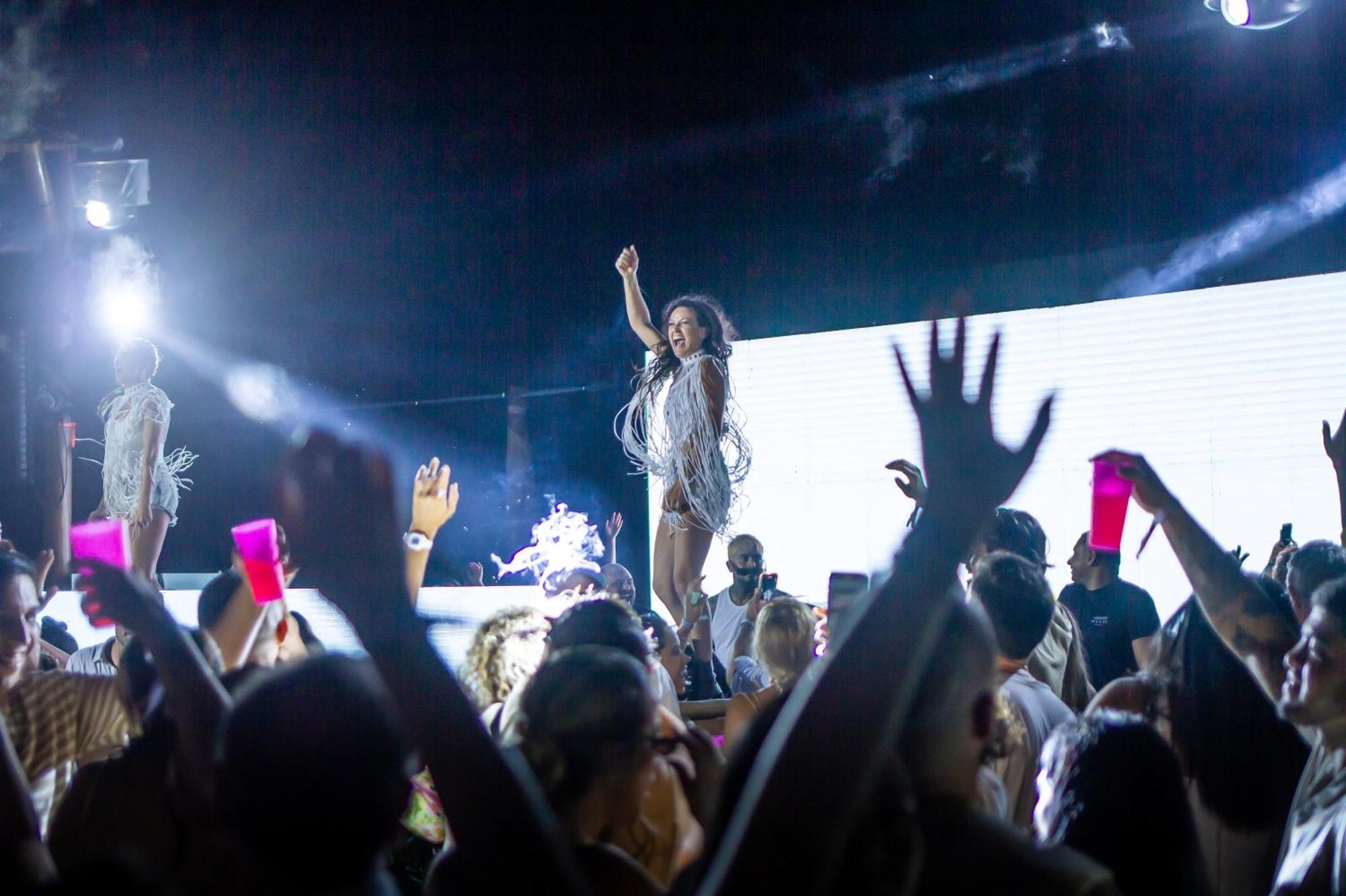 Cafe Jeri Hotel จีโจกา จี เจรีกวากวารา ภายนอก รูปภาพ Rihanna performing "Work" at the 2016 Coachella Valley Music and Arts Festival