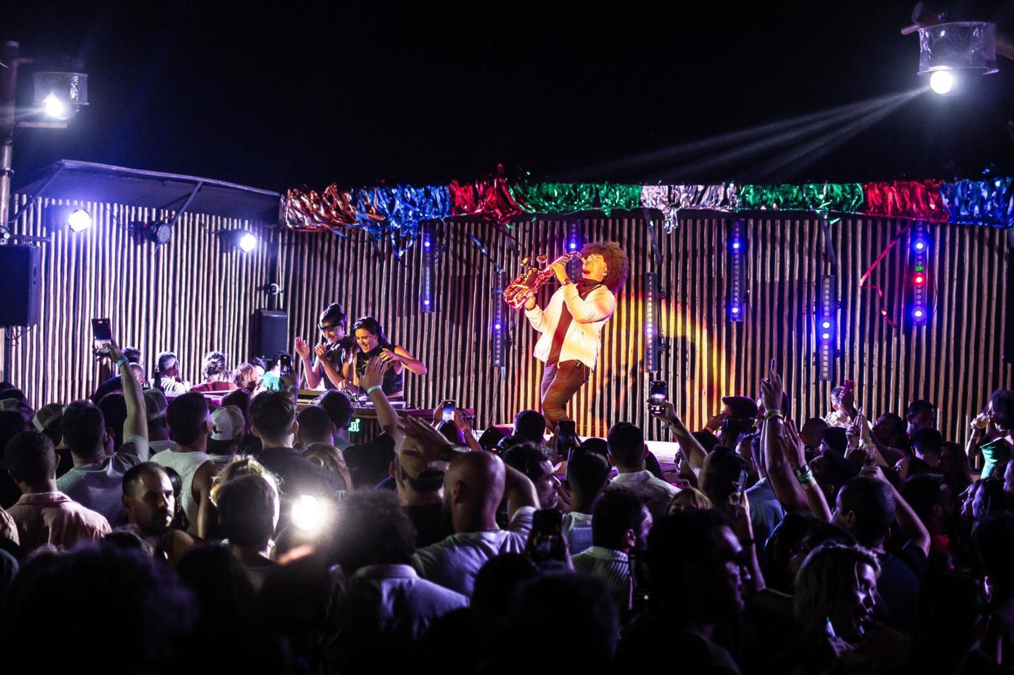 Cafe Jeri Hotel จีโจกา จี เจรีกวากวารา ภายนอก รูปภาพ The band performing in 2019