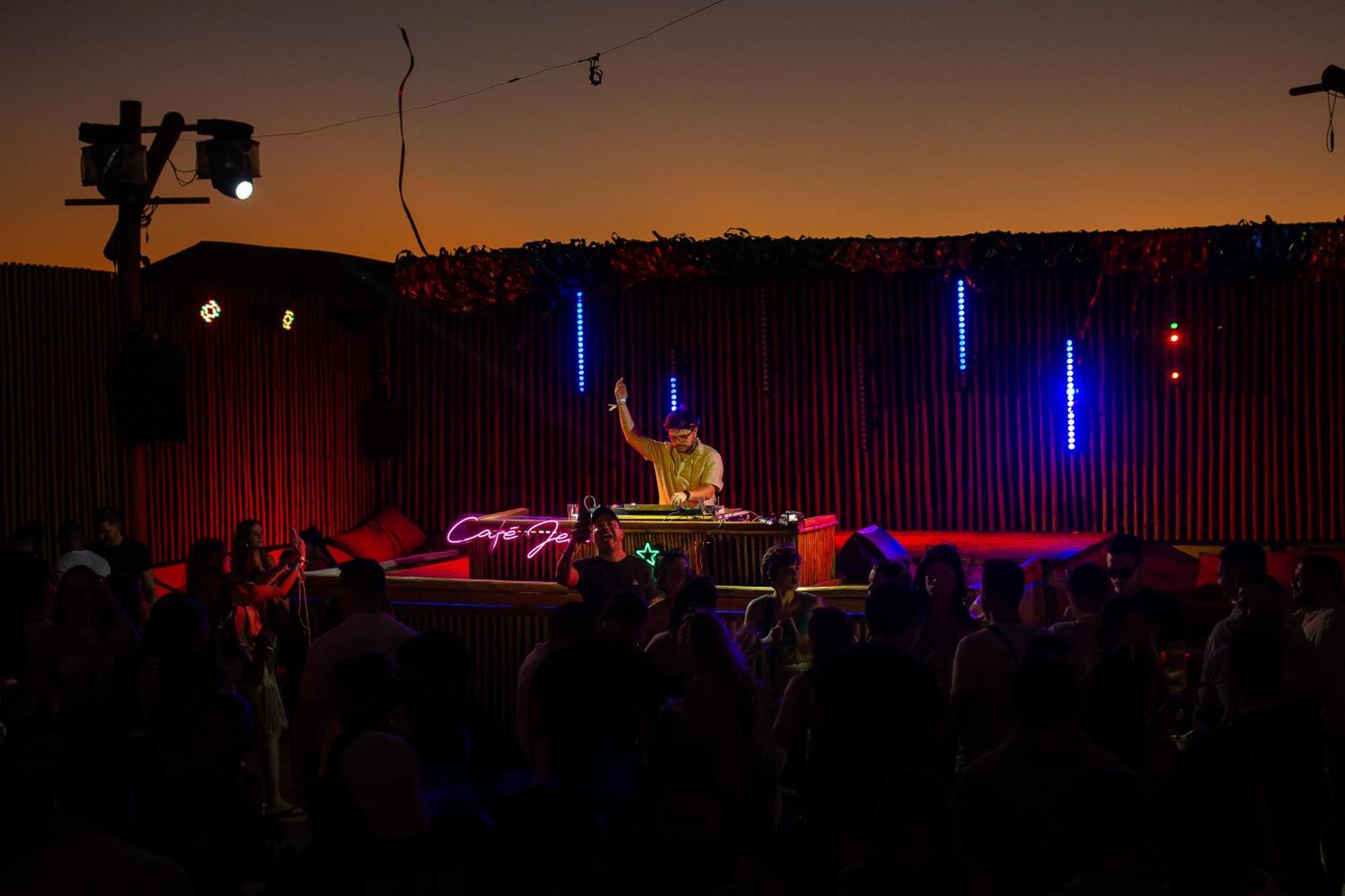 Cafe Jeri Hotel จีโจกา จี เจรีกวากวารา ภายนอก รูปภาพ DJ performing at the 2011 festival