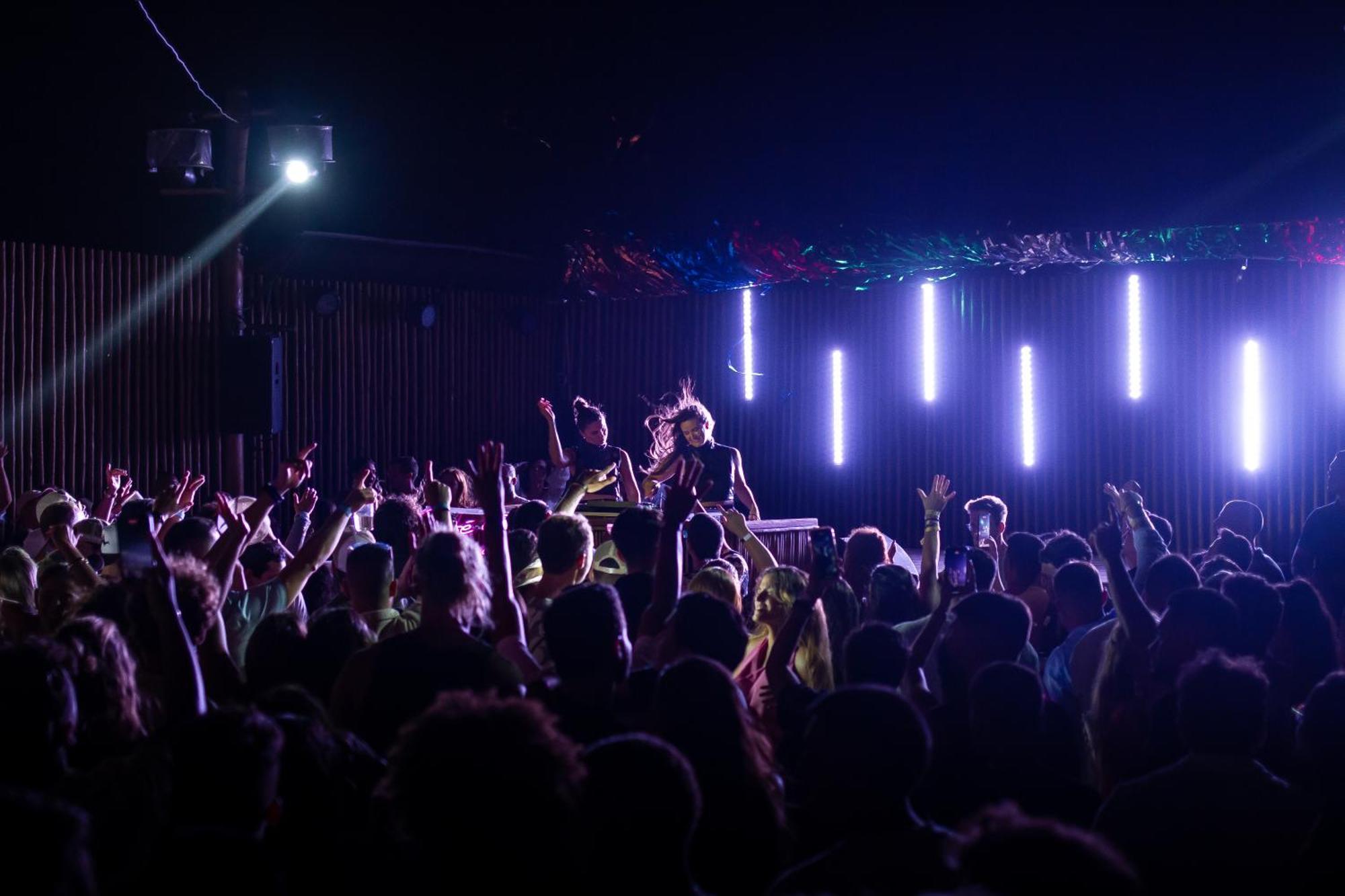 Cafe Jeri Hotel จีโจกา จี เจรีกวากวารา ภายนอก รูปภาพ The crowd at a nightclub